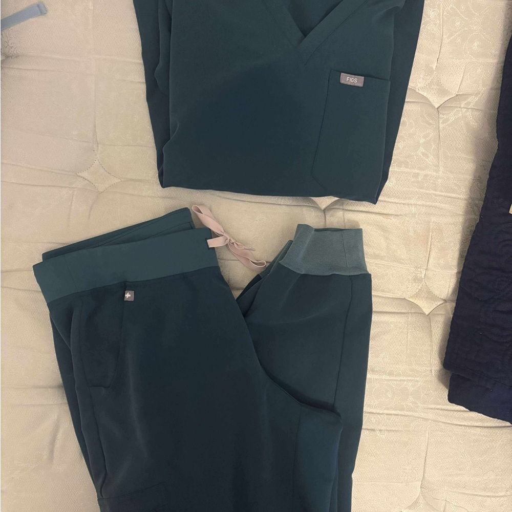 FIGS Caribbean blue medium scrub set